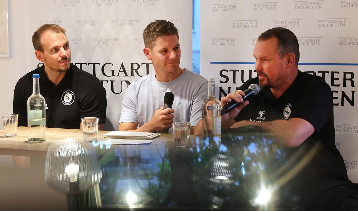 Gespräche im „Gottlieb“: Ex-Nationalspieler Kai Häfner (li.) und Trainer Misha Kaufmann (re.) im Interview mit  unserem Managing Editor Sport, Dirk Preiß.