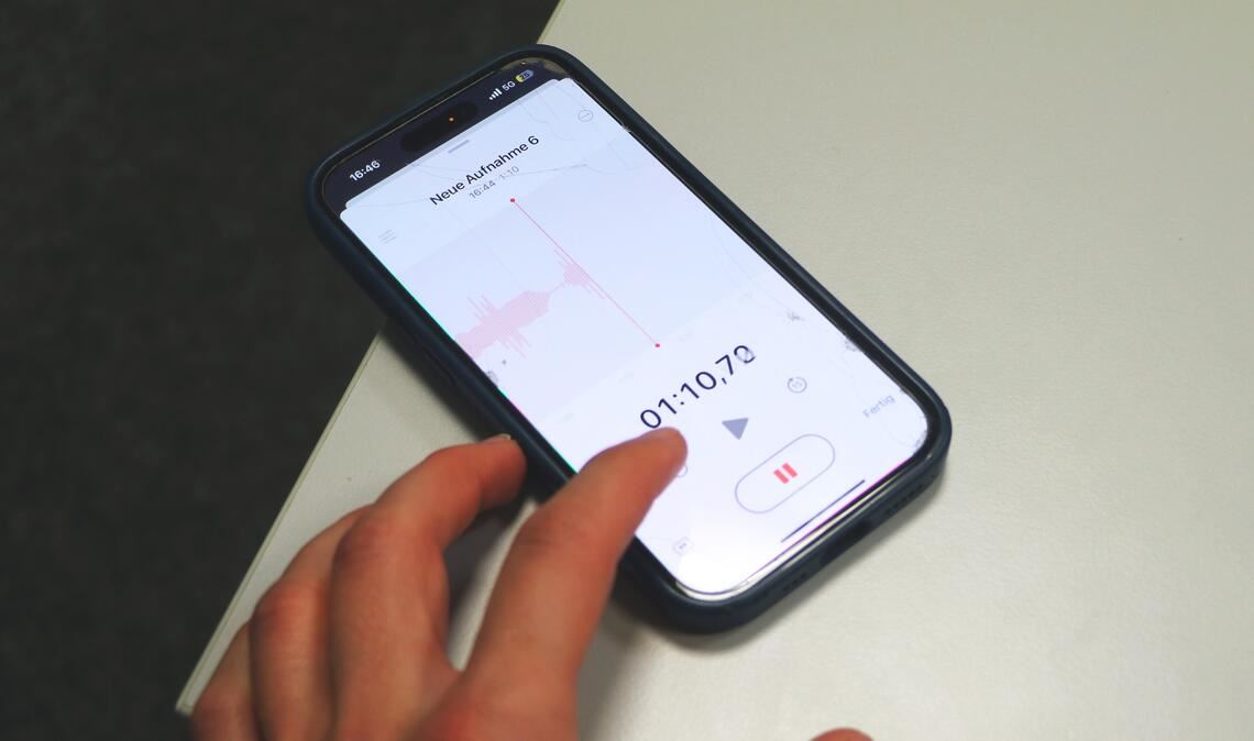 Gesprächsaufnahmen sind im digitalen Zeitalter unkompliziert mit dem Smartphone möglich – aber nicht immer erlaubt. Foto: Schüller