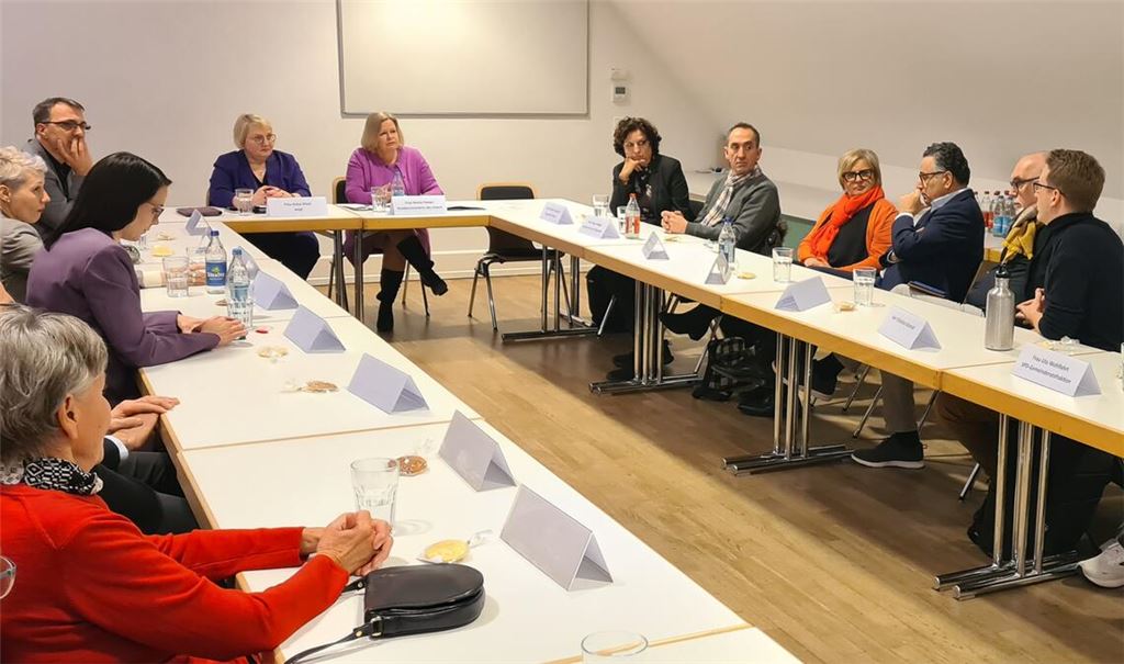 Gesprächsrunde mit Bundesinnenministerin Nancy Faeser (an der Stirnseite rechts) und der SPD-Abgeordneten Katja Mast. Foto: Metzbaur