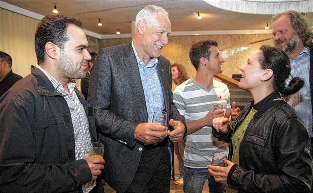 Gesprächsstoff (im Vordergrund v. li.): Jesus Hidalgo, Betriebsrat beim Mühlacker Unternehmen GMD MDS Abele, Martin Kunzmann, Erster Bevollmächtigter der IG Metall Pforzheim, und Angela Galante, stellvertretende Betriebsratsvorsitzende bei GMD MDS Abele. Foto: Hansen