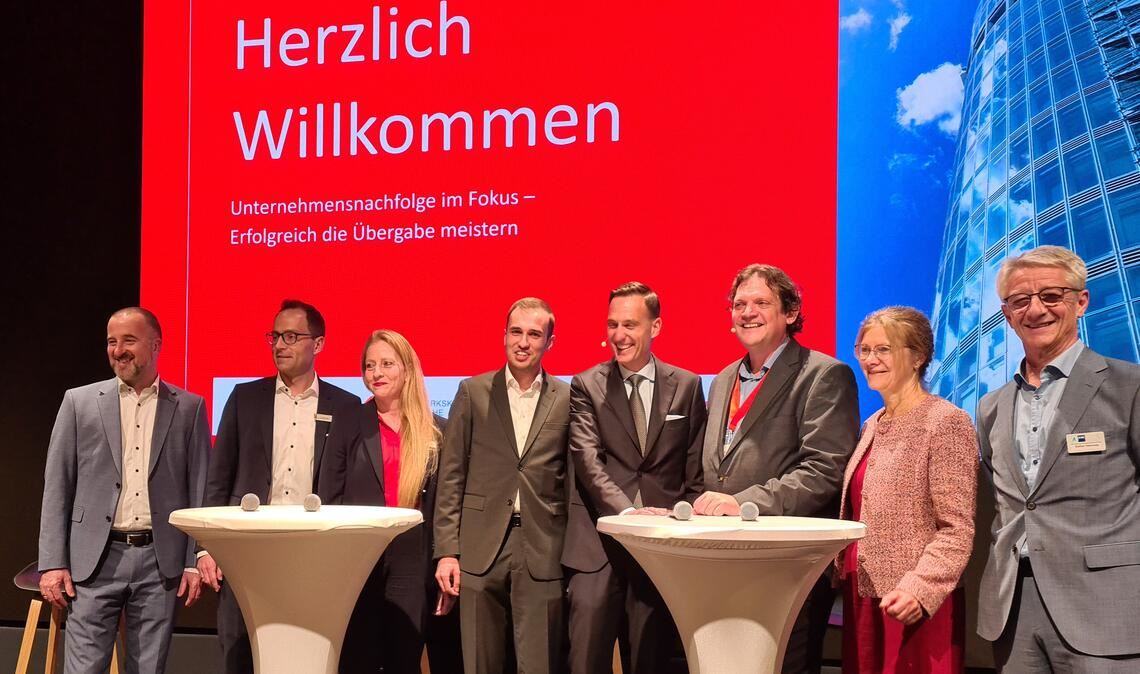 Gestalten den Abend rund um die Unternehmensnachfolge (v.li.): Jens Schwittay von der Volksbank pur, Jens Renner und Kerstin Gatzlaff von der Sparkasse Pforzheim Calw, die Referentinnen und Referenten Simon Bahlinger, Marc Pfirmann und Professor Holger Wassermann, Andrea Winkler von der Handwerkskammer und Stefan Hammes von der Industrie- und Handelskammer. Foto: Peche
