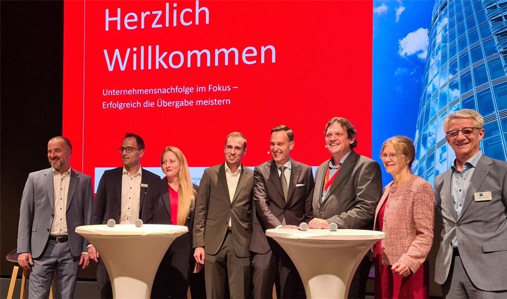 Gestalten den Abend rund um die Unternehmensnachfolge (v.li.): Jens Schwittay von der Volksbank pur, Jens Renner und Kerstin Gatzlaff von der Sparkasse Pforzheim Calw, die Referentinnen und Referenten Simon Bahlinger, Marc Pfirmann und Professor Holger Wassermann, Andrea Winkler von der Handwerkskammer und Stefan Hammes von der Industrie- und Handelskammer. Foto: Peche