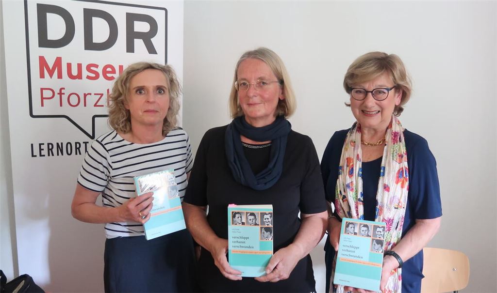 Gestalteten gemeinsam den Abend (v. li.): Dorit Grollmann, Vorsitzende des Vereins „Gegen das Vergessen“, die Autorin Grit Poppe und Dr. Marianne Engeser, Vorsitzende der Stiftung „Lernort Demokratie – Das DDR-Museum Pforzheim“. Foto: Warzecha
