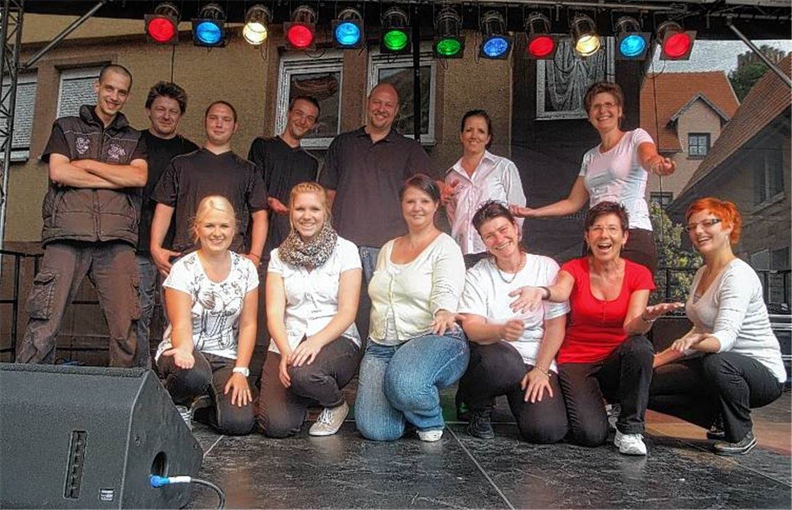 Gestern Nachmittag präsentieren sich die Veranstalter und Helfer zum Auftakt der dreitägigen Veranstaltung auf der Festbühne.