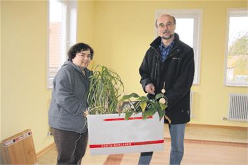 Gestern ist das Pfarrer-Ehepaar Wolfgang und Karin Schlecht ins Illinger Pfarrhaus eingezogen. Bis die Wohnung komplett eingerichtet ist, werden allerdings noch Wochen vergehen. Foto: Franz