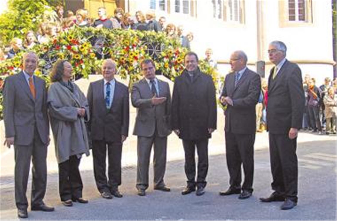 Gestern ist das umgebaute Jagdschloss im Maulbronner Klosterareal offiziell dem evangelischen Seminar Maulbronn übergeben worden. Unser Bild zeigt (v. li.) Abteilungsleiter Gerhard Habermann, vom Amt Vermögen und Bau Pforheim, Amtsleiterin Baudirektorin Pia Rieger-Matt, Prälat im Ruhestand Martin Klumpp, Bürgermeister Andreas Felchle, Staatssekretär Georg Wacker vom Ministerium für Kultus, Jugend und Sport Baden-Württemberg, Oberkirchenrat Werner Baur, Vorsitzender der Evangelischen Seminarstiftung, und Ephorus Tobias Kuenzlen vom Seminar Maulbronn. Fotos: Filitz
