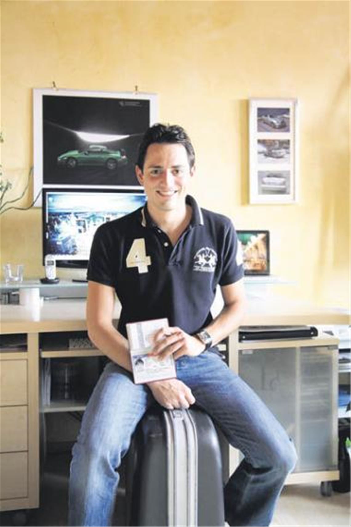 Gestern noch saß er auf gepackten Koffern, heute beginnt das US-Abenteuer. Daniel Meinl absolviert sein Praxissemester in Dayton/Ohio. Weil das passende Visa inzwischen in seinem Reisepass pappt, dürfte auch die Immigration kein Problem werden. Foto: Goertz