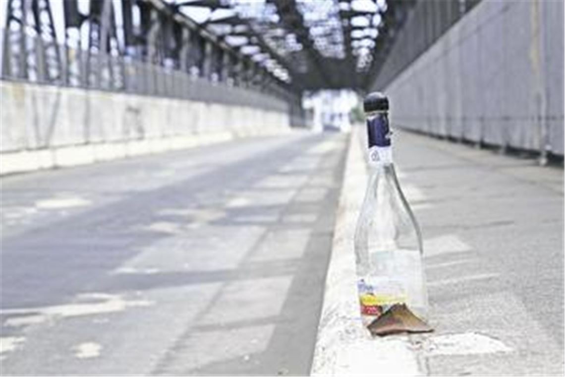 Gestern präsentierte sich die alte Eisenbahnbrücke annähernd müllfrei. Das ist aber nicht immer der Fall. Vor allem am Wochenende zeugen Scherben von nächtlichen Gelagen. Foto: Goertz