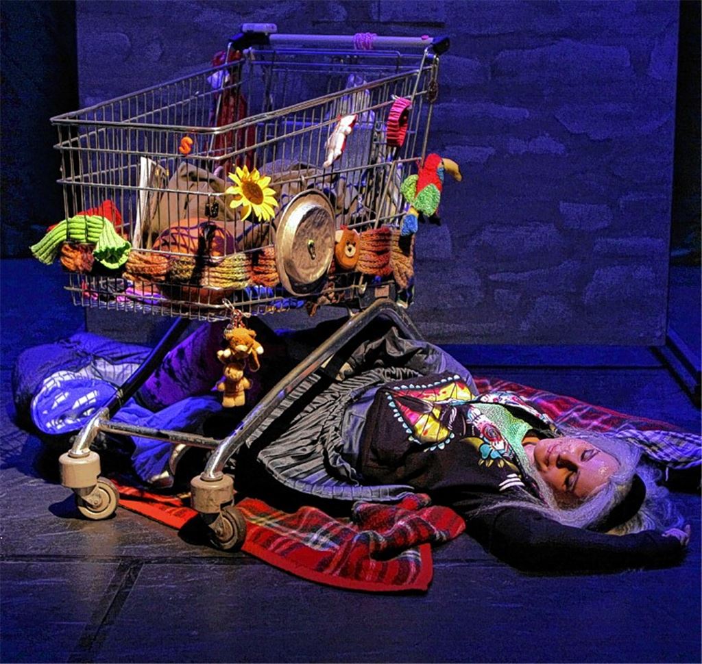 Gestrandet: Franziska Tiedtke alias Stadtstreicherin Kitti Zitti, auf dem rechten Bild mit der Klarinettistin Melanie Huber und der Harfenistin Gudrun Fährmann.