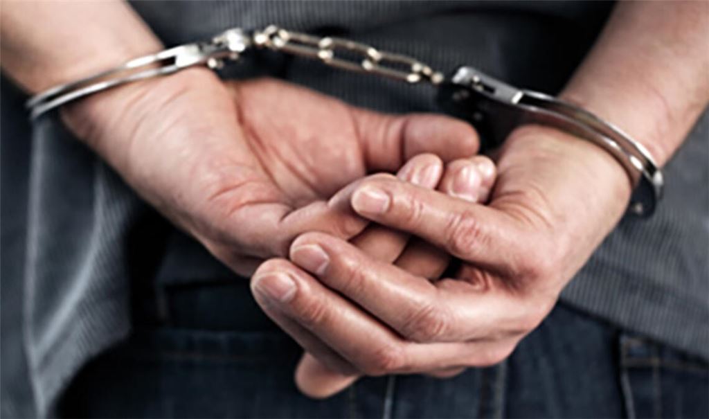 Gesuchter Mann fliegt bei Personenkontrolle am Pforzheimer Bahnhof auf. Symbolfoto: Archiv/Brian Jackson, stock.adobe.com