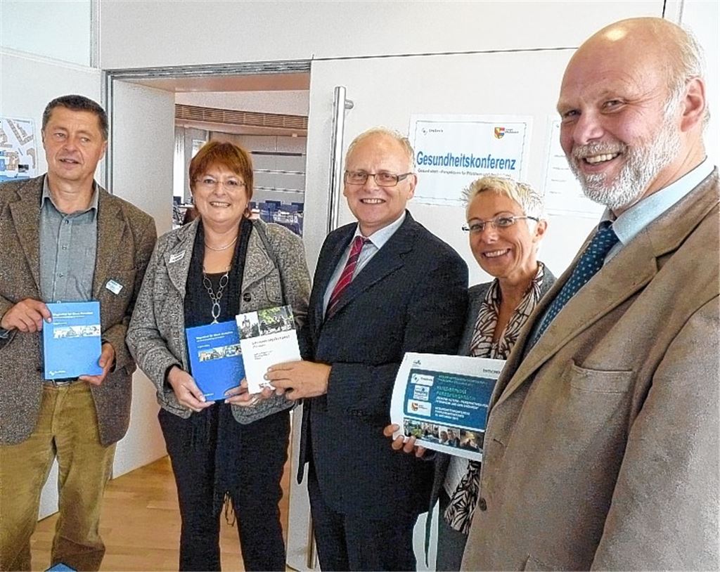 Gesund und gut gelaunt bei der Gesundheitskonferenz (v.li.): Hans-Michael Augenstein (Koordination und Planung Alten-/Behindertenhilfe der Stadt Pforzheim), Iris Augenstein (Geschäftsführerin Netzwerk Looping), Enzkreis-Landrat Karl Röckinger, Andrea Katz (Geschäftsführerin Marktforschungsinstitut Katz) und Sozialdezernent Wolfgang Hübner. Foto: Roth