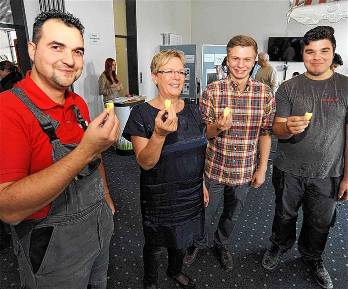 Gesunde Ernährung: Salvatore Belfiore, Cornelia Kari, Maximilian Schumacher und Biagio Lanzara (v. li.) beißen in Äpfel. Foto: Fotomoment