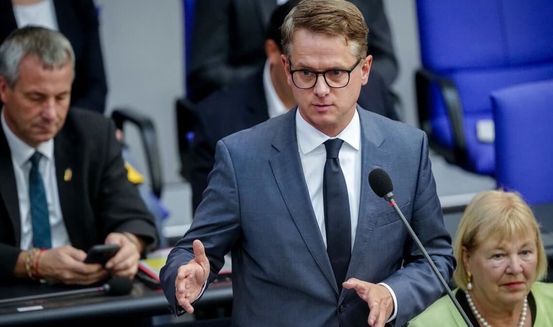 Gesundheitsminister Carsten Linnemann (CDU) hat die Forderung des Koalitionspartners SPD nach einer Deckelung der Eigenanteile bei der Pflege kategorisch zurückgewiesen (Archivfoto).