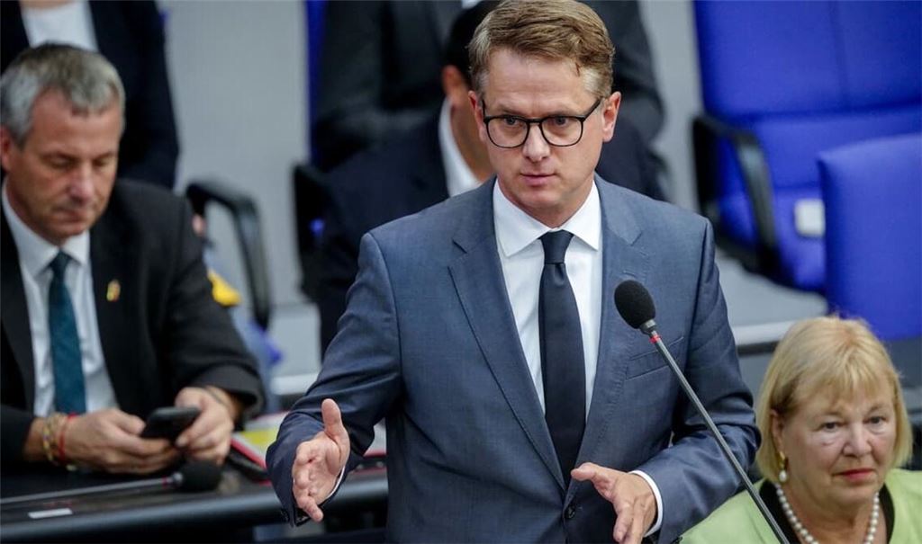 Gesundheitsminister Carsten Linnemann (CDU) hat die Forderung des Koalitionspartners SPD nach einer Deckelung der Eigenanteile bei der Pflege kategorisch zurückgewiesen (Archivfoto).