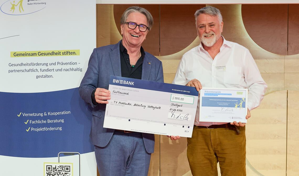 Gesundheitsminister Manfred Lucha überreicht den Preis an den Mühlacker Trainer Jürgen Schmidt (re.). Foto: privat