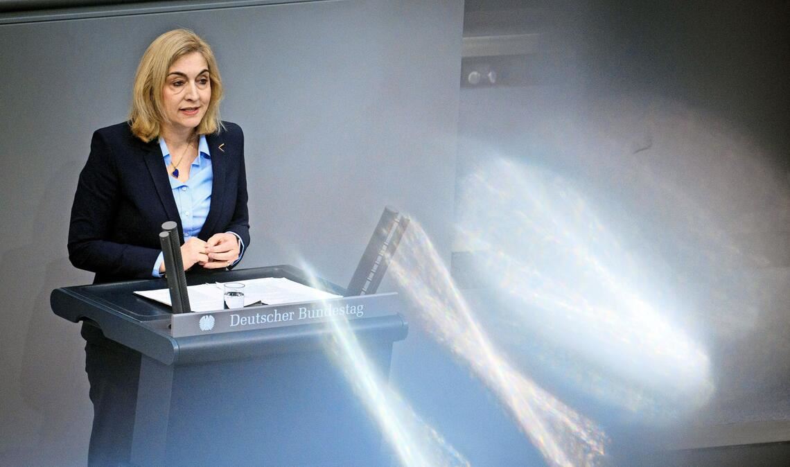 Gesundheitsministerin Nina Warken. Das Bundeskabinett bringt ein Sparpaket zur Entlastung der Krankenkassen auf den Weg (Archivfoto).