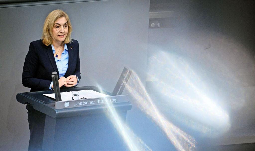 Gesundheitsministerin Nina Warken. Das Bundeskabinett bringt ein Sparpaket zur Entlastung der Krankenkassen auf den Weg (Archivfoto).