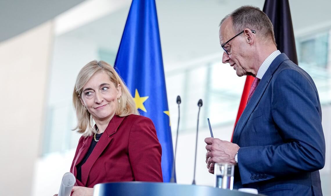 Gesundheitsministerin Nina Warken plant Milliarden-Einsparungen bei Gesundheitskosten.