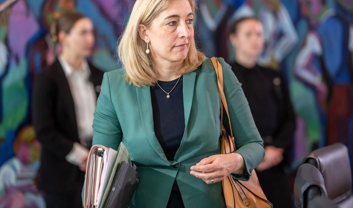 Gesundheitsministerin Warken bringt ihr Sparpaket in Bundestag und Bundesrat.