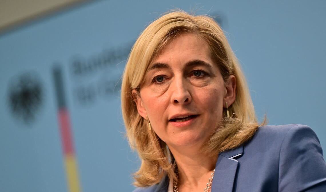 Gesundheitsministerin Warken verteidigt die geplante Anhebung der Beitragsbemessungsgrenze