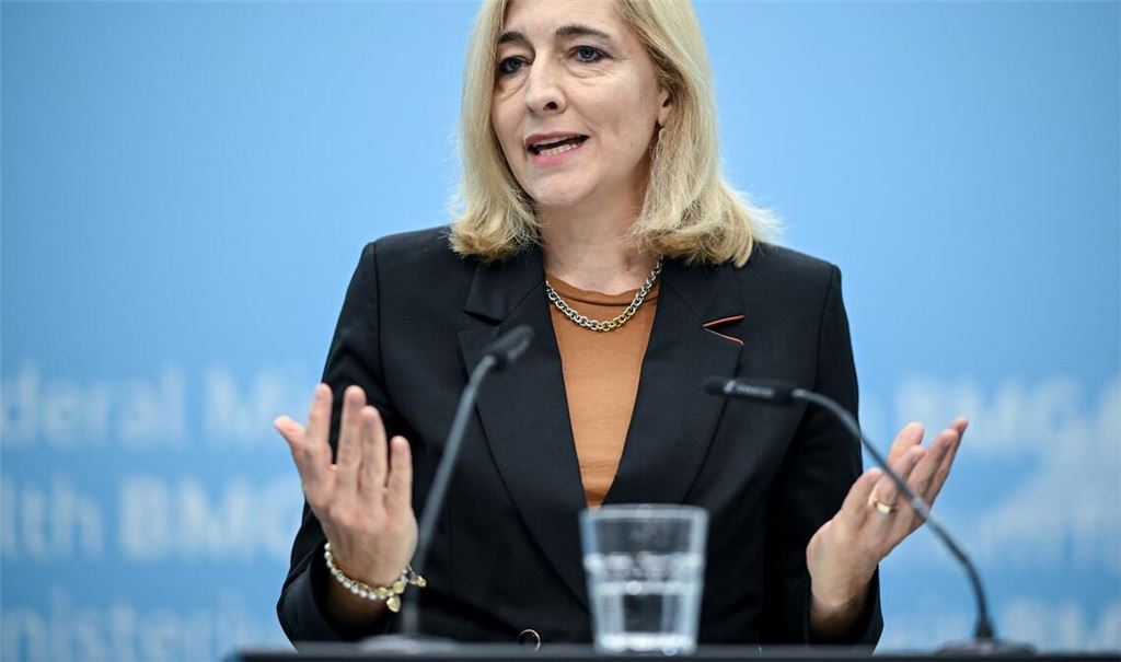 Gesundheitsministerin Warken will die Kassenbeiträge noch stabilisieren.