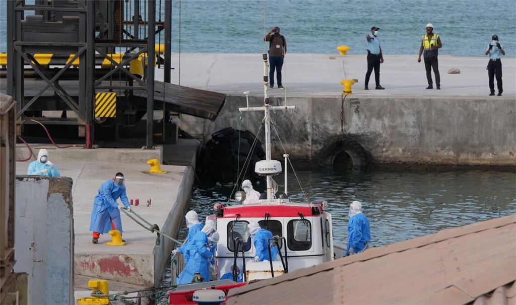 Gesundheitspersonal in Schutzkleidung evakuiert Patienten vom Kreuzfahrtschiff "Hondius" in einem Hafen.