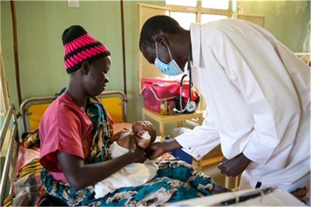 Gesundheitsversorgung im Mary-Immaculate-Krankenhaus in Mapuordit/Südsudan: Dr. James Aldino untersucht den kleinen Malaria-Patienten Francis. Dem Sternsinger-Partner ist es besonders wichtig, sich genügend Zeit für jeden Patienten zu nehmen.Foto: © Nyokabi Kahura / Kindermissionswerk/Fairpicture