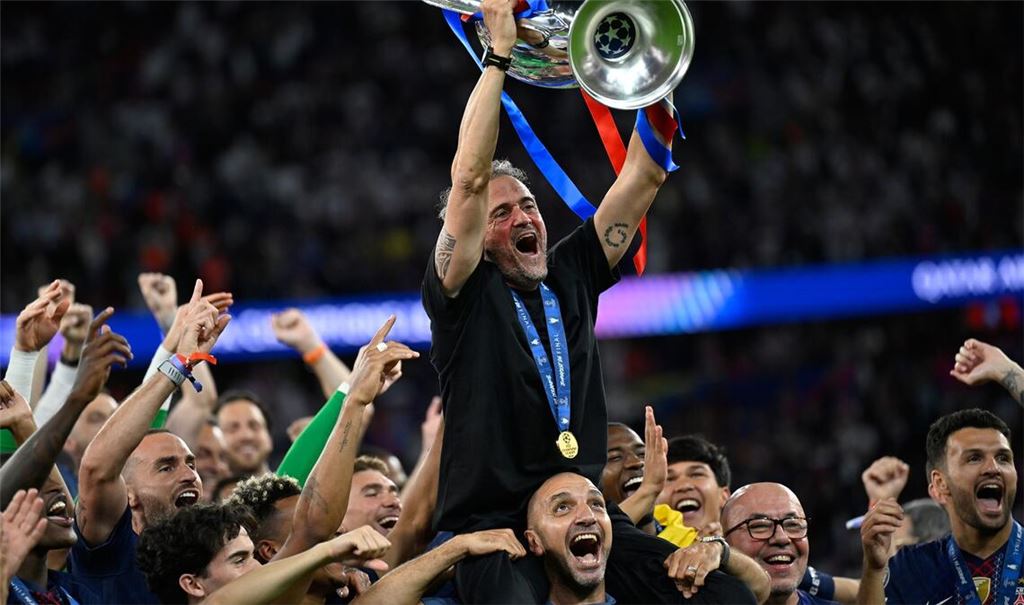 Getragen von seinen Schützlingen: PSG-Coach Luis Enrique.