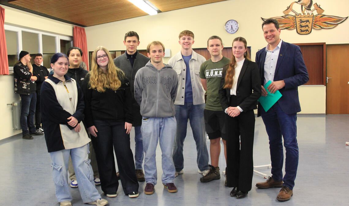 Gewählt: Annabelle Mauch (v.li.), Aman Allah Bejjati, Lotte Gregori, Sebastian Thumm, Isaak von Wagner, Lennard Döring, Jan Claußen und Jule Koschnike mit dem Maulbronner Bürgermeister Aaron Treut. Nicht auf dem Bild: Vanina Götz. Foto: Stadt Maulbronn