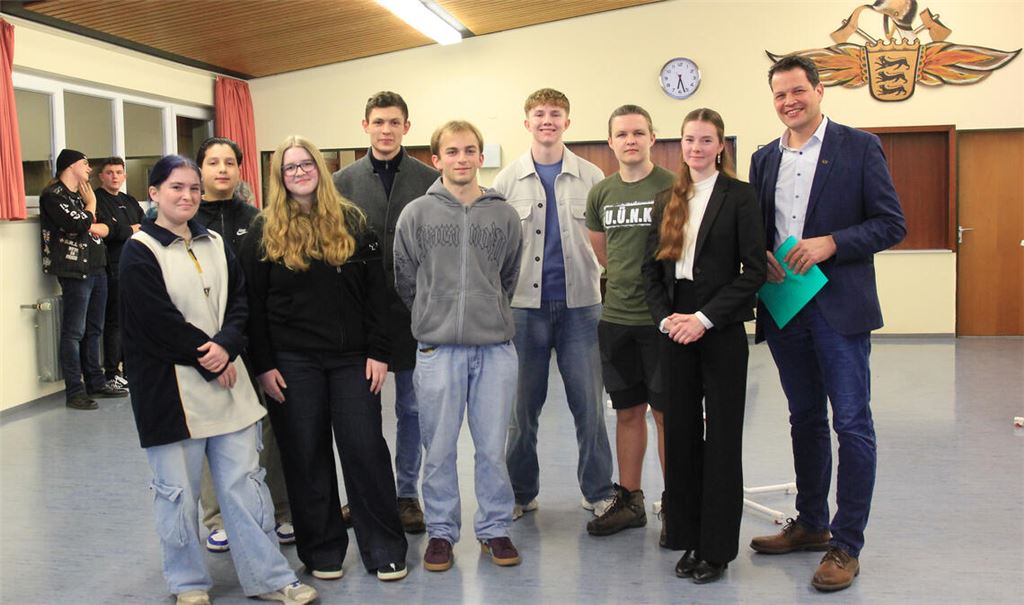 Gewählt: Annabelle Mauch (v.li.), Aman Allah Bejjati, Lotte Gregori, Sebastian Thumm, Isaak von Wagner, Lennard Döring, Jan Claußen und Jule Koschnike mit dem Maulbronner Bürgermeister Aaron Treut. Nicht auf dem Bild: Vanina Götz. Foto: Stadt Maulbronn