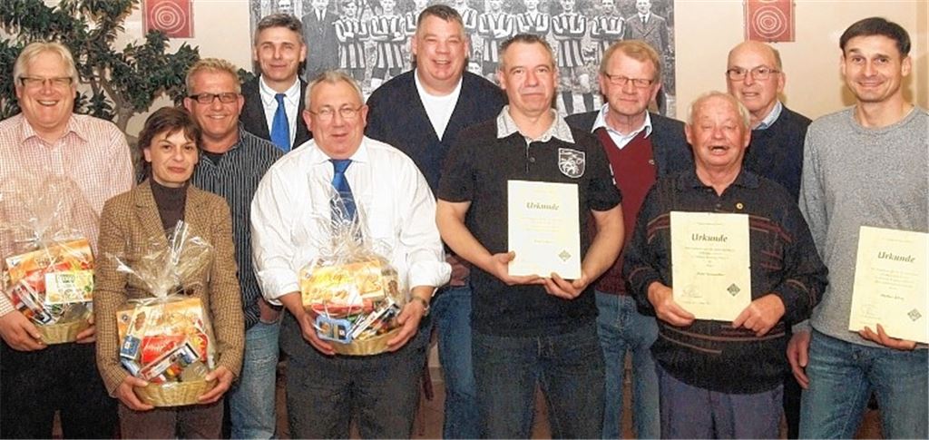 Gewählte und Geehrte beim FC Viktoria Enzberg (v.li.): Thilo Dettinger und Tina Kirschbaum scheiden aus dem Vorstand aus, Jürgen Fix ist nun Vorstand Finanzen, Frank Alber fungiert als Vorstand Sport, Reinhard Schmid hat den Vorstand verlassen, Heinz Voges wird zum Ersten Vorsitzenden gewählt. Ausgezeichnet werden Peter Veseli für 25 Jahre und Ferdinand Gall für 50 Jahre Mitgliedschaft. Peter Neureuther wird zum Ehrenmitglied ernannt. Manfred Walter wird für 55 Jahre und Markus Kling für 25 Jahre Mitgliedschaft geehrt. Foto: Fotomoment