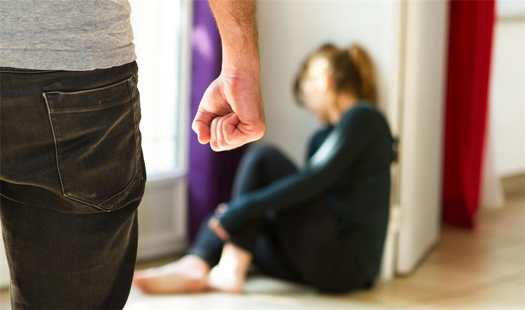 Gewalt in Beziehungen kann sich körperlich wie psychisch äußern – und in 75 Prozent der Fälle sind Frauen die Opfer.Foto: Adobe Stock/sdecoret