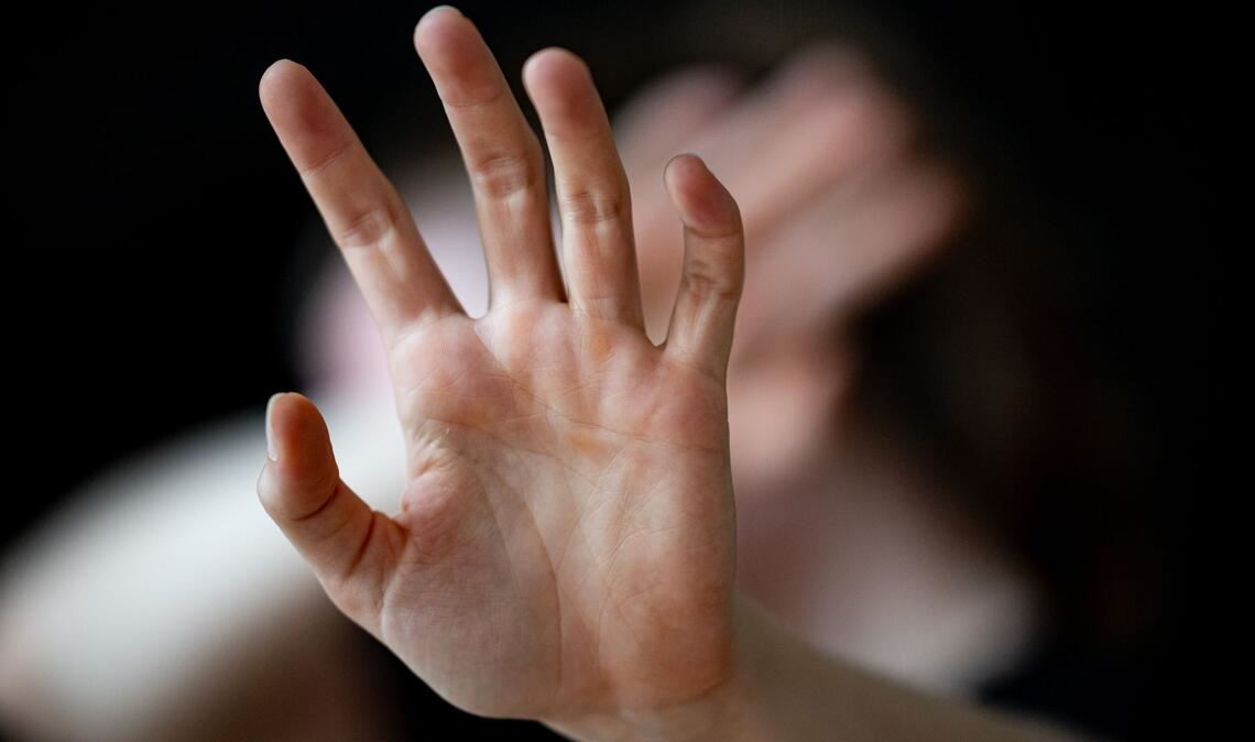 Gewalt in der Beziehung ist viel zu häufig ein Tabuthema. Das zeigt eine Dunkelfeldstudie des Bundeskriminalamts und der Regierung.