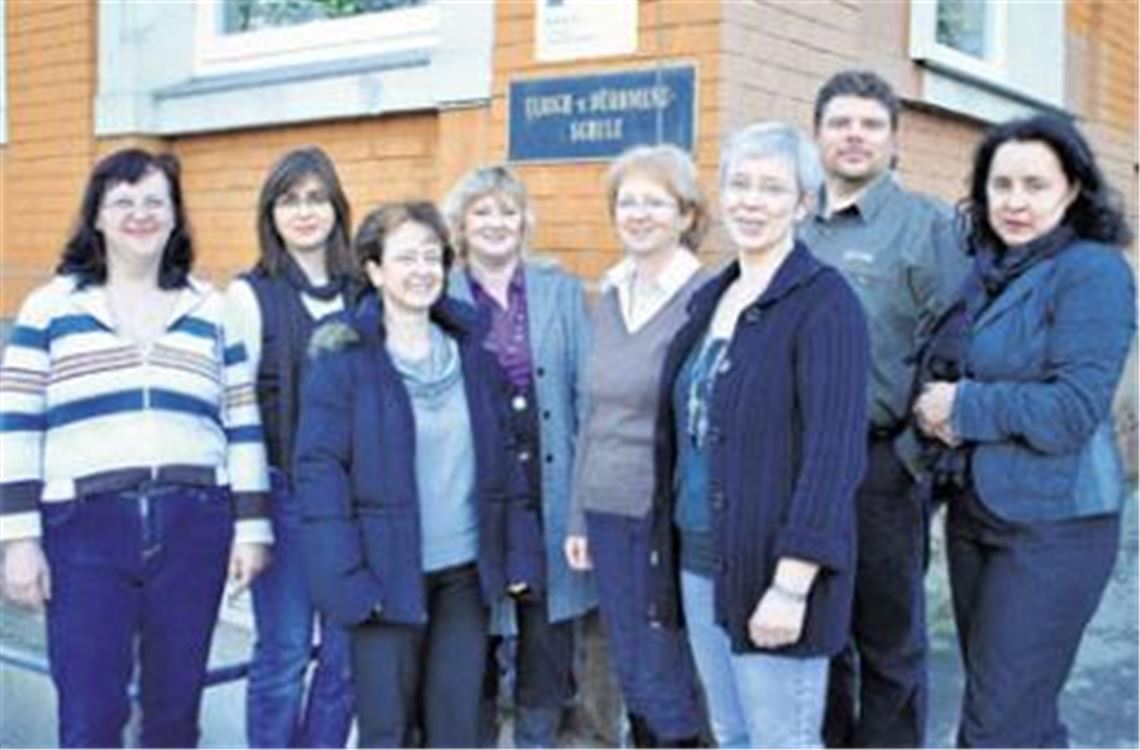 Gewaltprävention steht für die Mitglieder des Schulfördervereins für die Ulrich-von-Dürrmenz-Schule an oberster Stelle (v. li.): Birgit Siegerist, Ariane Mahler, Annette Philippzig, Sabine Herzog, Charlotte Schönau, Gaby Bonnet, Ralf Lauer und Carina Waidelich. Foto: Stahlfeld