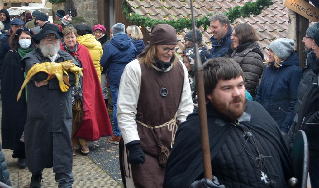 Gewandete Marktbeschicker und zahlreiche Besucher: Die Lienzinger Gaden verfolgen mit ihrem mittelalterlichen Flair ein Erfolgskonzept. Fotos: Stahlfeld