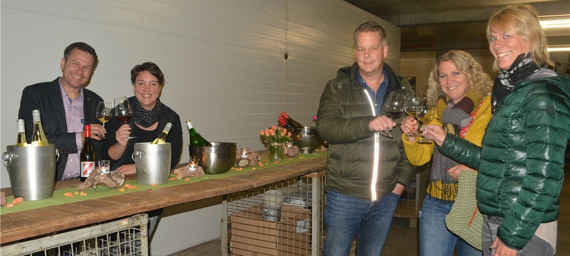Gewerbevereinsvorsitzender Sebastian Zaiß, auf dem Bild links mit Stefanie Tränkle, lädt zur „Langen Nacht im Weinkeller“.Fotos: Stahlfeld