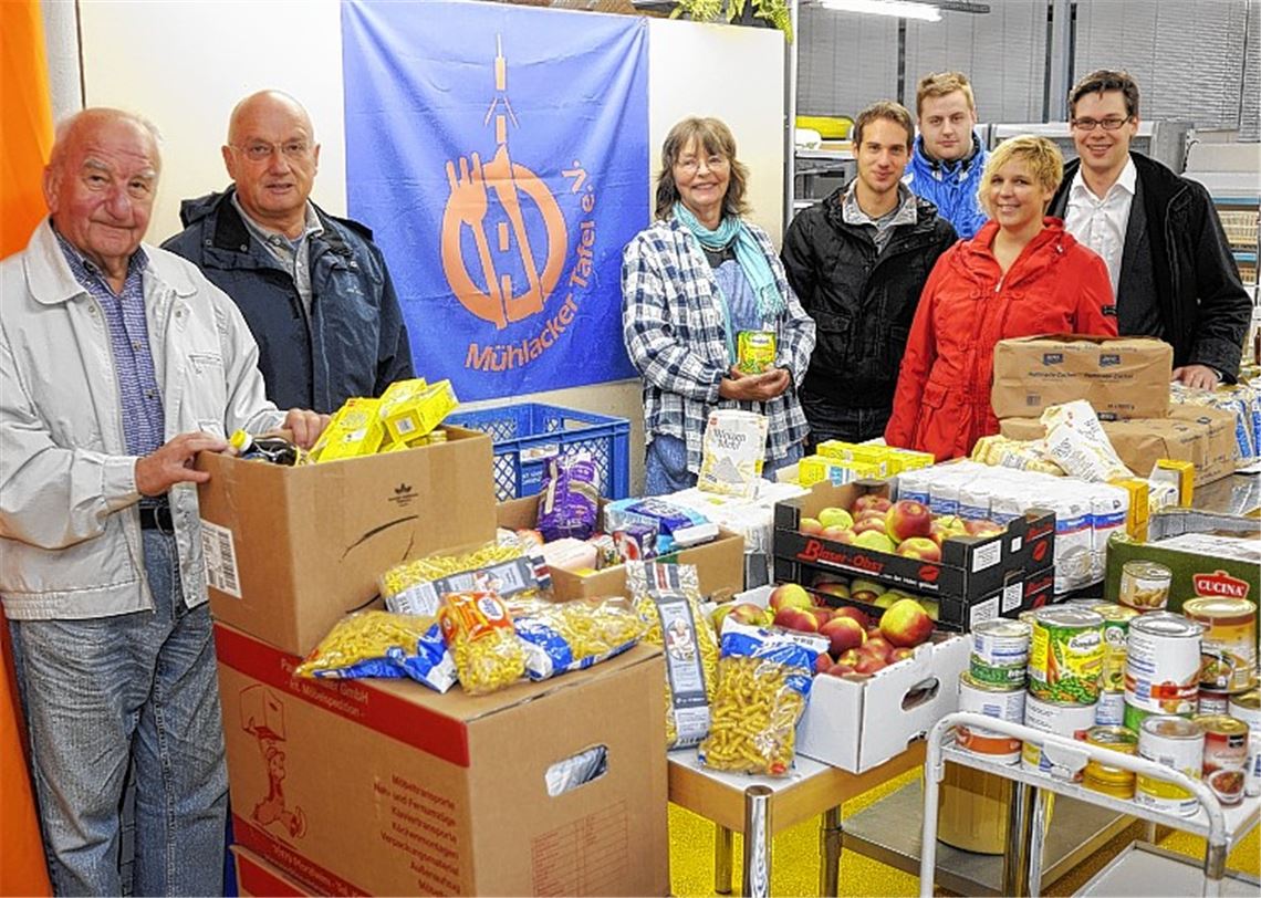 Gewichtige Spende: Andreas Schultheiss, Elke Armbruster, Albert Mayer, Jonas Knappert (v.re.) sowie Albert Mayer und Günter Mauch (v.li.) überbringen Erika van Luijk rund 500 Kilogramm Lebensmittel für den Mühlacker Tafelladen.