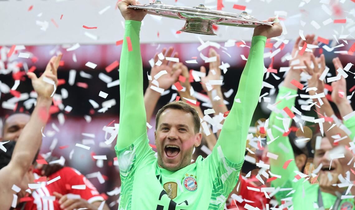 Gewohntes Bild: Manuel Neuer reckt die Meisterschale nach oben.