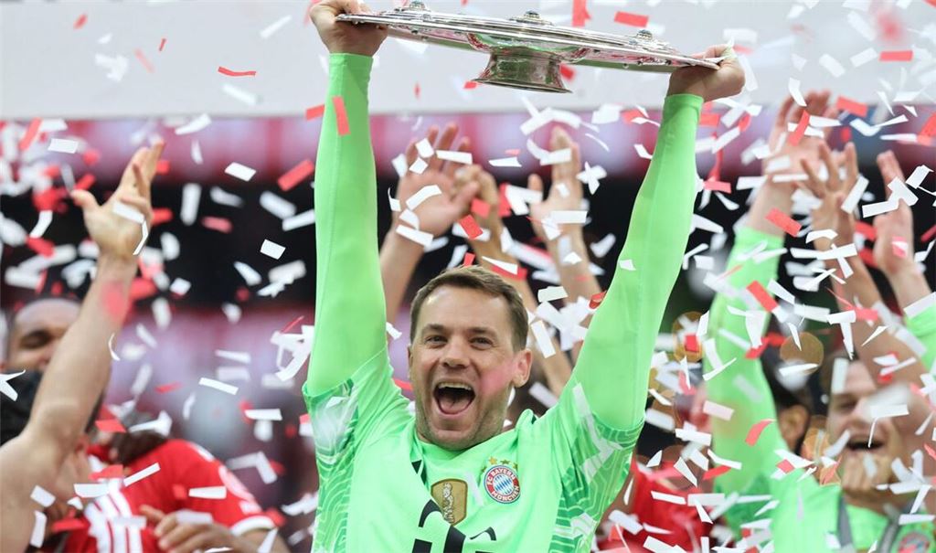 Gewohntes Bild: Manuel Neuer reckt die Meisterschale nach oben.