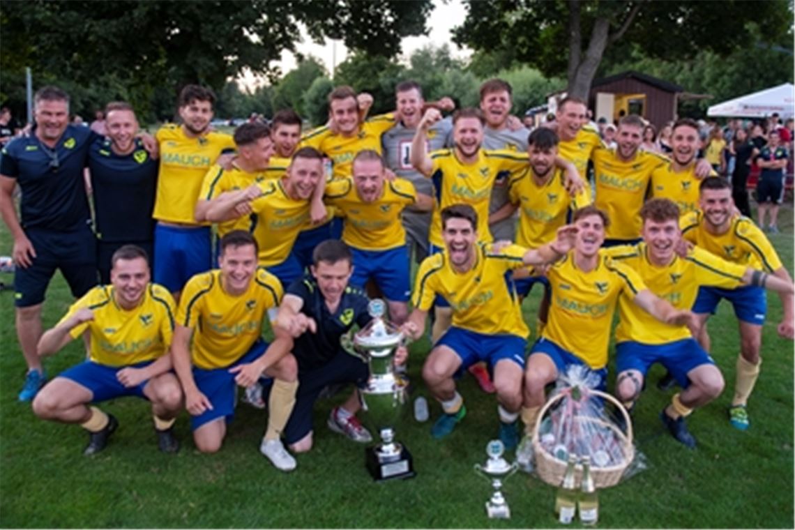 Gewohntes Bild am Ende des Stadtpokal-Turniers: Zum vierten Mal in Folge darf der TSV Phönix Lomersheim den Gewinn der Trophäe feiern. Fotos: Fotomoment