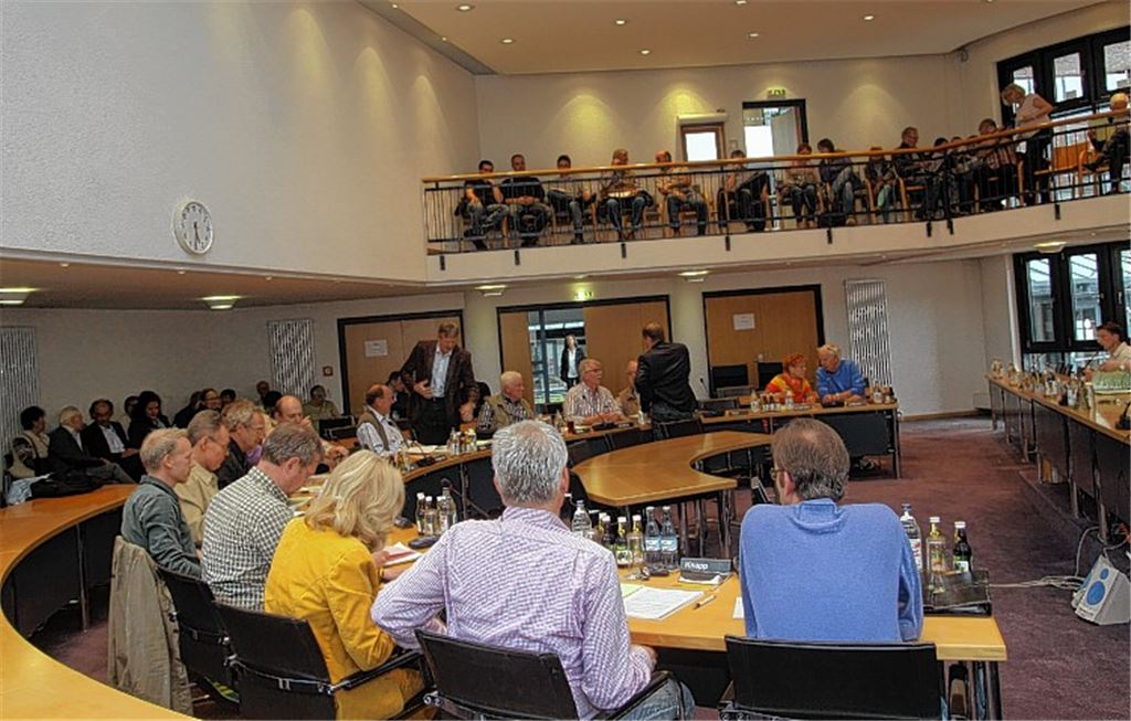 Gewohntes Bild bei Diskussionen über den Steinbruch: volle Zuhörer-Reihen im Ratssaal.