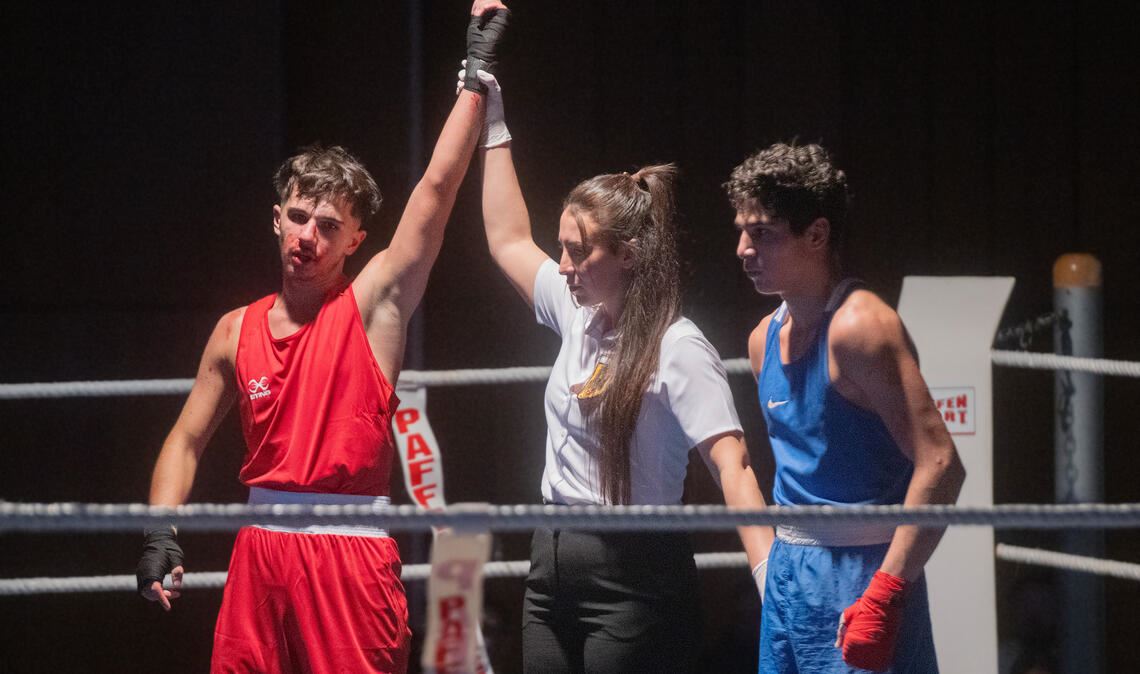 Gezeichnet, aber siegreich: Mete Gürzar siegt in seinem ersten Kampf in der Altersklasse U17 bis 66 Kilogramm vorzeitig durch die Disqualifikation seines Gegners.