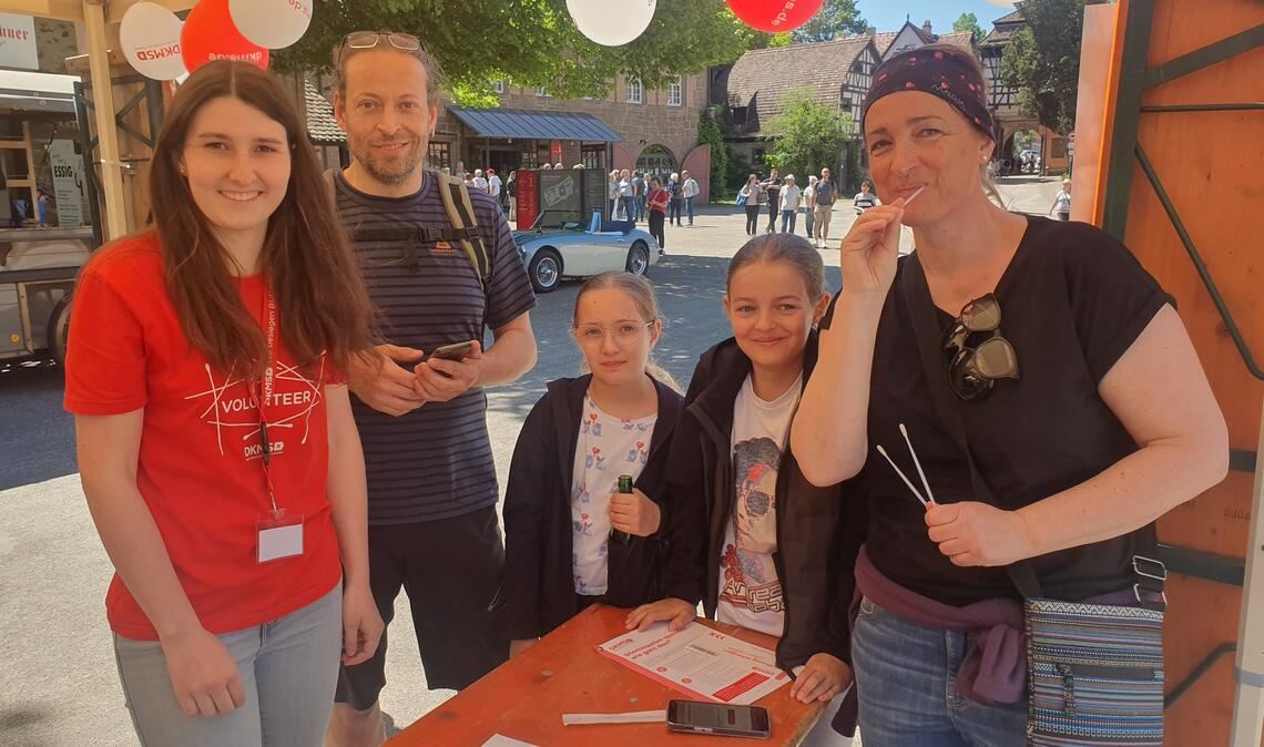 Gezielt zur Typisierung in den Klosterhof gekommen ist Familie Dürr aus Zaisersweiher. Foto: Schröder