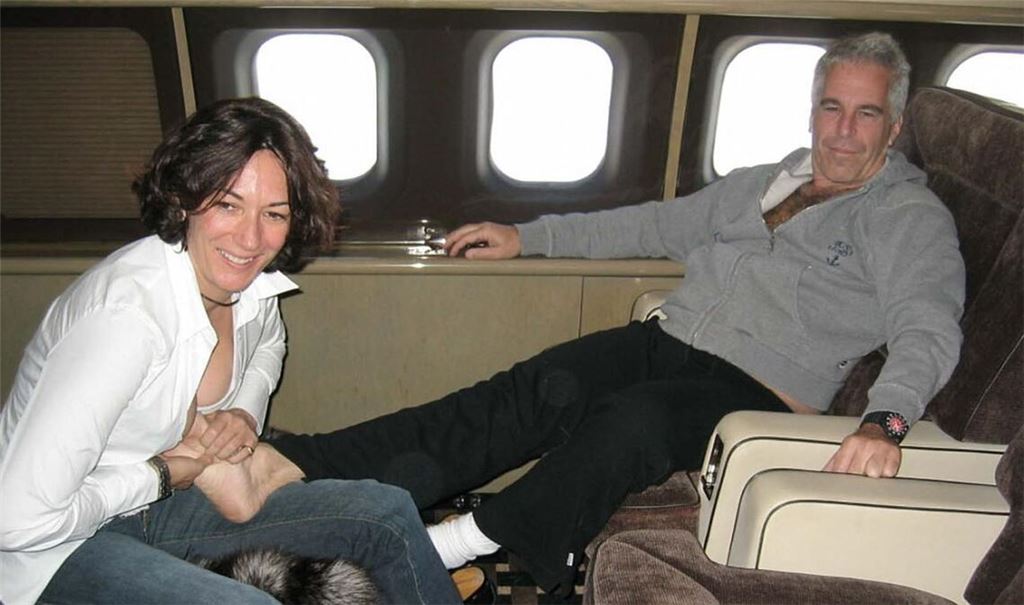 Ghislaine Maxwell (li.) and  Jeffrey Epstein unterwegs in einem Privatflugzeug (undatierte Aufnahme)