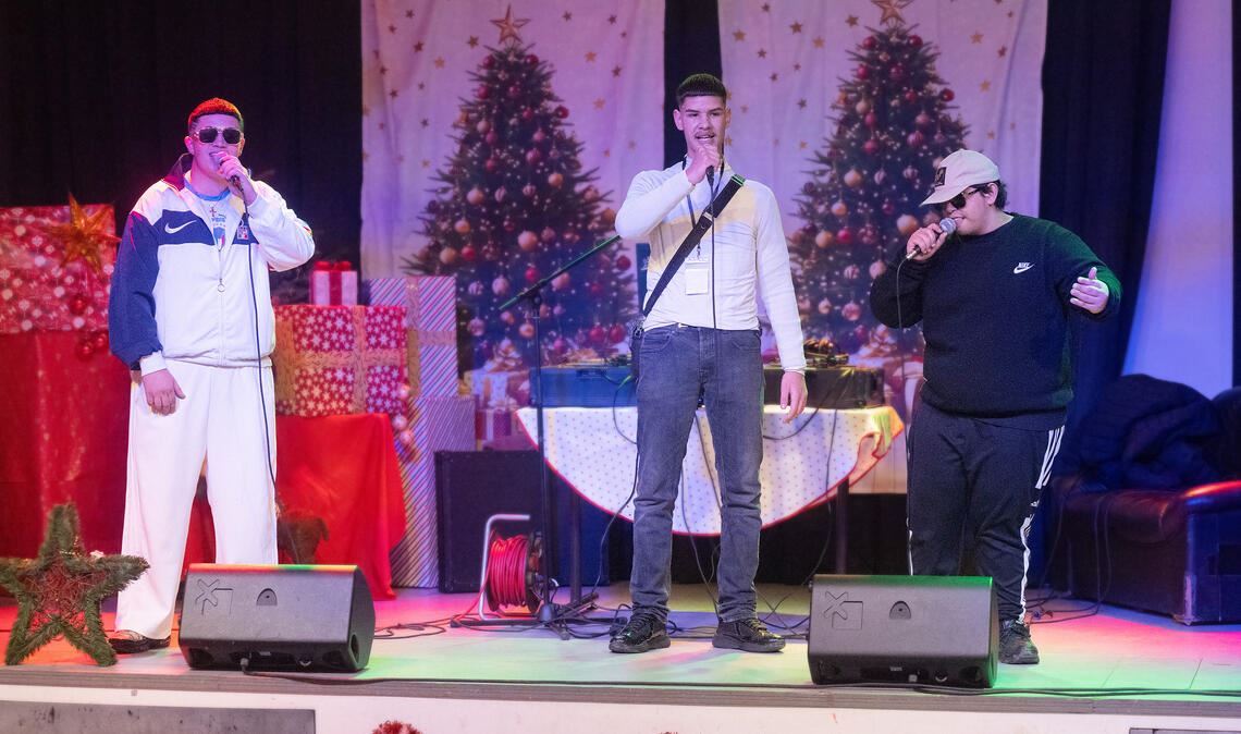 Gianluca (v.li.), Atakan und Eddie stehen zum ersten Mal auf der Bühne. Sie planen einen weiteren Auftritt. Foto: Fotomoment