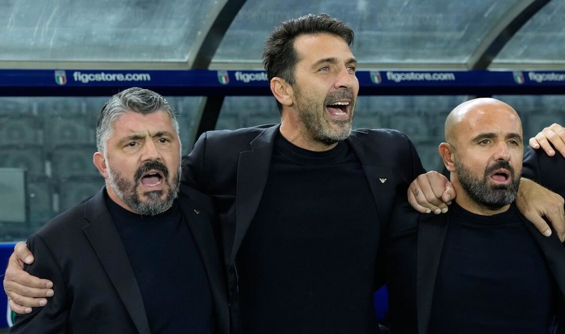 Gianluigi Buffon (m) ist zurückgetreten - aber was passiert mit Gennaro Gattuso (l)? (Archivbild)