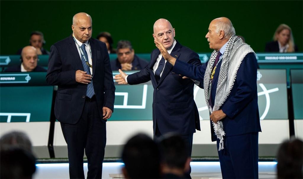 Gianni Infantino (M) kann Dschibril Radschub, Präsident des Palästinensischen Verbandes, und den israelischen Vizechef Bassim Scheich Suliman (l) auf der Kongressbühne nicht versöhnen.