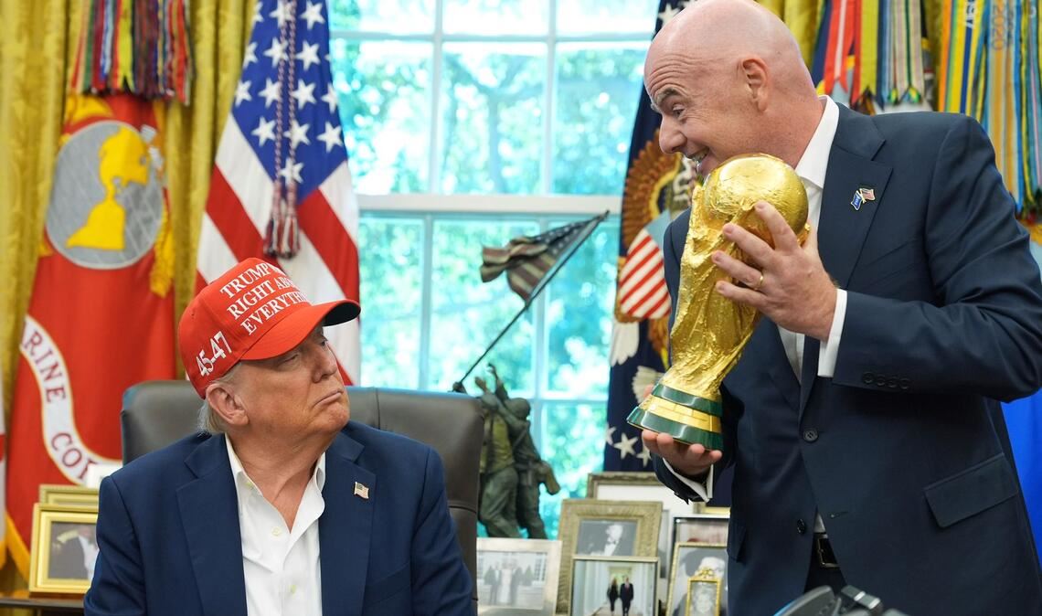 Gianni Infantino überreicht den WM-Pokal an Donald Trump.