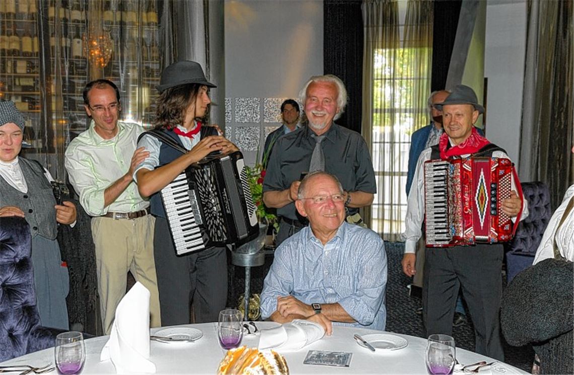 Gianni Posocco (Mitte) und die Gruppe „Arti per Via“ spielen Finanzminister Wolfgang Schäuble ein Ständchen. Foto: Europark