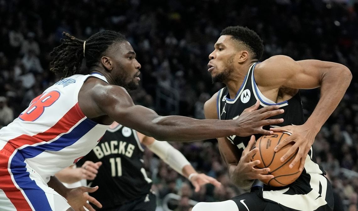 Giannis Antetokounmpo von den Milwaukee Bucks versucht, an Isaiah Stewart von den Detroit Pistons vorbeizukommen.